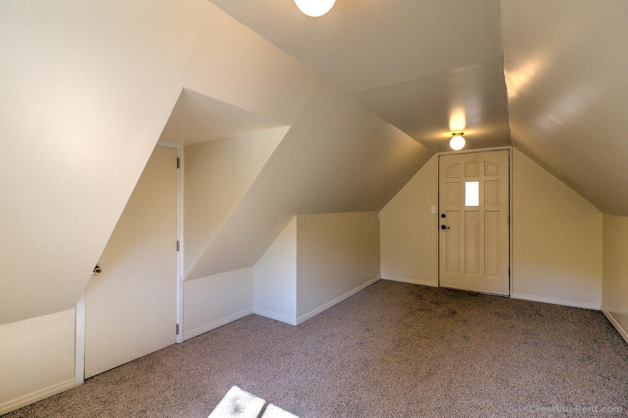 Cozy 2 story home for rent on Springwater Road